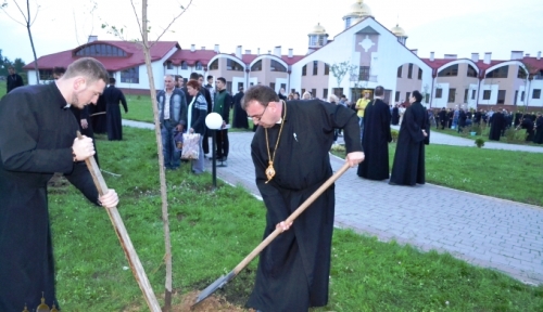 Львів: ієрархи УГКЦ висадили яблуневий сквер на честь Героїв Небесної Сотні.(ФОТО,ВІДЕО)